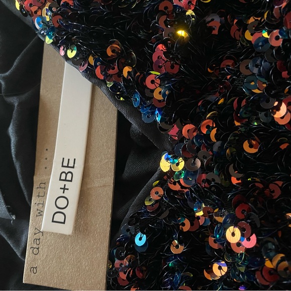 Bronze/Black Sequin Crop Top. Size Medium. - Picture 3 of 6